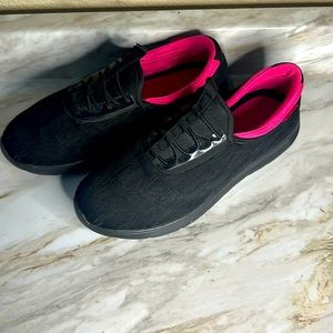 Levis Slip On Tennis Shoes/ Sneakers